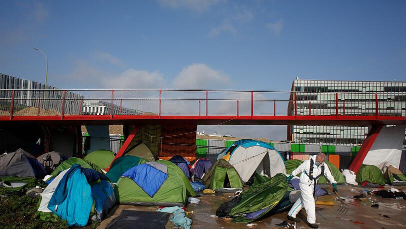 Paris: Ein Mitarbeiter der Stadt zieht ein Zelt hinter sich her, während der Räumung eines Migranten-Zeltlagers. Nach wochenlangem Streit räumt die französische Polizei das größte illegale Migranten-Zeltlager in Paris.
