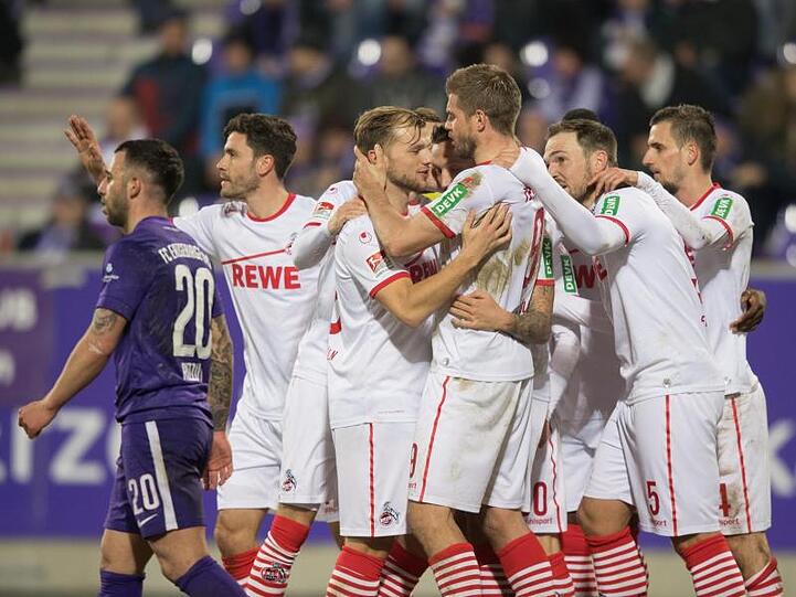 Die Spieler des 1. FC Köln feiern den Sieg in Aue.