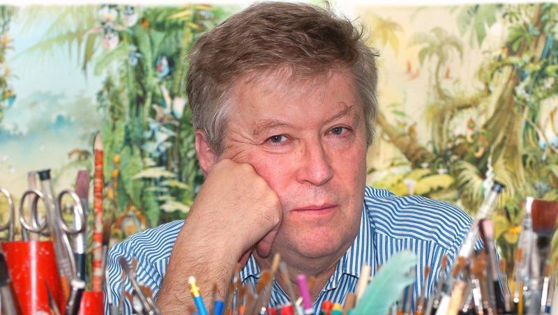 Der Karikaturist Horst Haitzinger schaut über seinen Arbeitstisch voll mit Stiften. Foto: Peter Kneffel/dpa