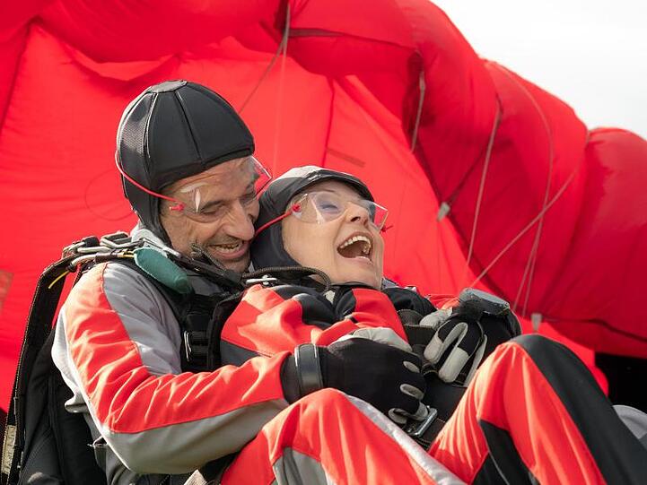Inga Lürsen (Sabine Postel) und Stedefreund (Oliver Mommsen) wagen einen Tandem-Fallschirmsprung.