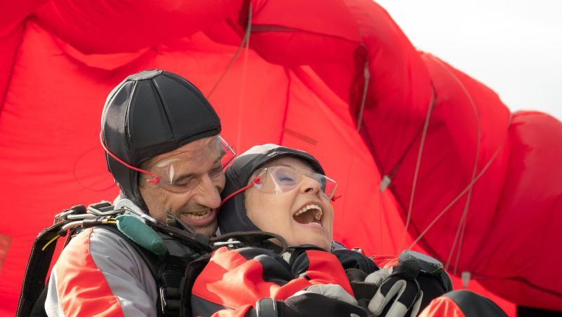 Inga Lürsen (Sabine Postel) und Stedefreund (Oliver Mommsen) wagen einen Tandem-Fallschirmsprung. Inga Lürsen (Sabine Postel) und Stedefreund (Oliver Mommsen) wagen einen Tandem-Fallschirmsprung.