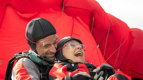Inga Lürsen (Sabine Postel) und Stedefreund (Oliver Mommsen) wagen einen Tandem-Fallschirmsprung.