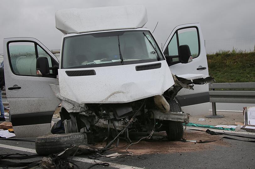 Ein Kleinlastwagen und ein Auto waren am Crash auf der A94 beteiligt – der Pkw wurde von der Wucht des Aufpralls von der Autobahn geschleudert.