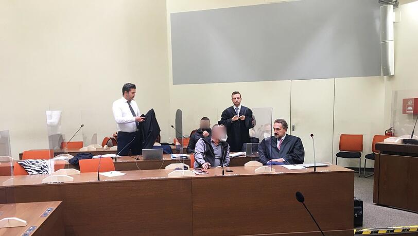 Die beiden Angeklagten und ihre Anwälte beim Prozessauftakt. Die beiden Angeklagten und ihre Anwälte beim Prozessauftakt.
