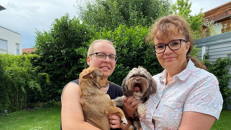 Wenn aus Flüchtlingshilfe Freundschaft wird: Nastya Zasobina (links) und Anja Koziol mit ihren beiden Hündinnen im Garten.