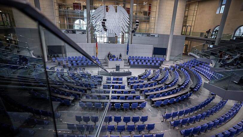 Blick in den leeren Plenarsaal im Deutschen Bundestag. Gibt es bald weniger Sitze? Blick in den leeren Plenarsaal im Deutschen Bundestag. Gibt es bald weniger Sitze?
