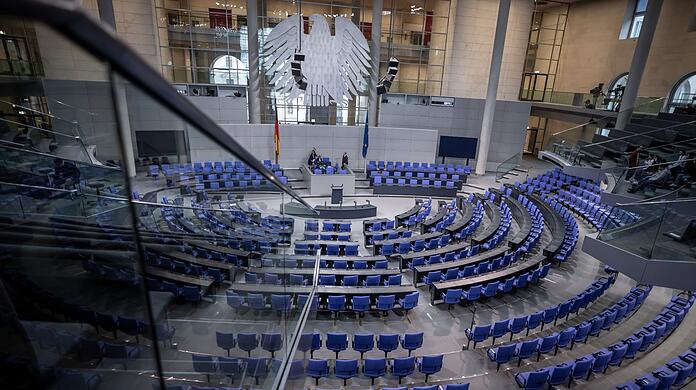 Blick in den leeren Plenarsaal im Deutschen Bundestag. Gibt es bald weniger Sitze?