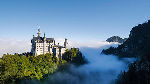 Schloss Neuschwanstein gehört zu den bekanntesten Schlössern in Bayern.