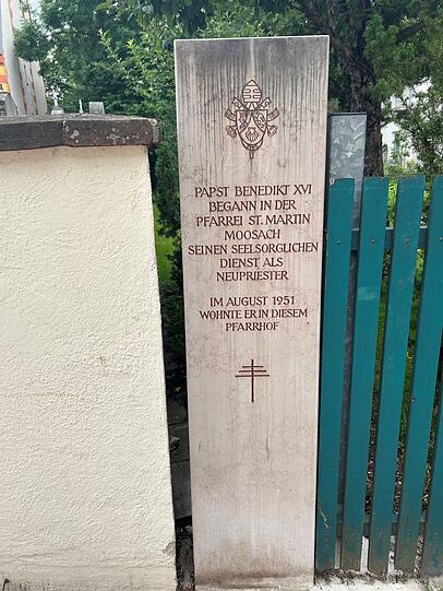Die Stele erinnert daran, dass hier ein Papst wirkte. Die Stele erinnert daran, dass hier ein Papst wirkte.