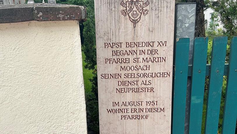 Die Stele erinnert daran, dass hier ein Papst wirkte. Die Stele erinnert daran, dass hier ein Papst wirkte.