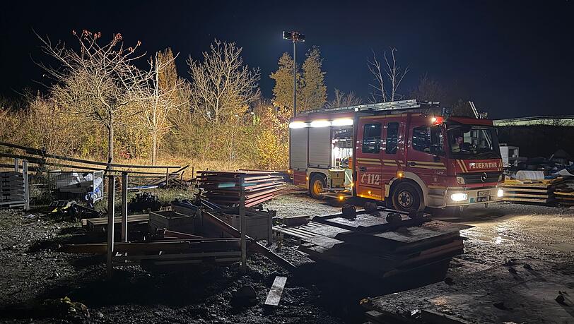 Nach dem Brand eines Obdachlosenlagers, bei dem eine tote Frau gefunden wurde, ermittelt die Polizei wegen eines mutmaßlichen Gewaltdelikts. Nach dem Brand eines Obdachlosenlagers, bei dem eine tote Frau gefunden wurde, ermittelt die Polizei wegen eines mutmaßlichen Gewaltdelikts.
