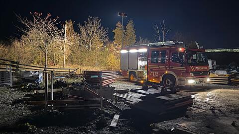 Nach dem Brand eines Obdachlosenlagers, bei dem eine tote Frau gefunden wurde, ermittelt die Polizei wegen eines mutmaßlichen Gewaltdelikts.