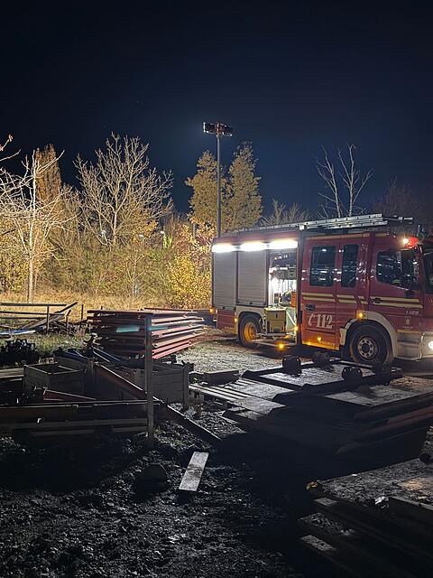 Nach dem Brand eines Obdachlosenlagers, bei dem eine tote Frau gefunden wurde, ermittelt die Polizei wegen eines mutmaßlichen Gewaltdelikts.