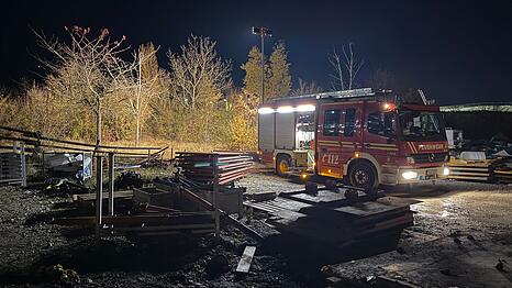 Nach dem Brand eines Obdachlosenlagers, bei dem eine tote Frau gefunden wurde, ermittelt die Polizei wegen eines mutmaßlichen Gewaltdelikts.