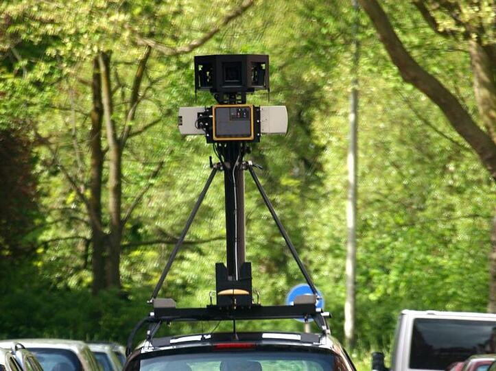 Ein Auto mit Kamera filmt durch eine Straße