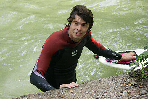 Der Neoprenanzug schützt zwar vor der Kälte, aber bei Sonnenschein macht das Surfen auf der Eisbach-Welle doch noch viel mehr Spaß.