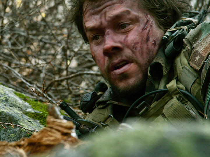 Vom Feind in die Ecke getrieben: Marcus Luttrell (Marc Wahlberg)