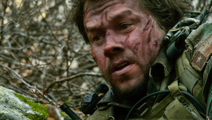 Vom Feind in die Ecke getrieben: Marcus Luttrell (Marc Wahlberg) Vom Feind in die Ecke getrieben: Marcus Luttrell (Marc Wahlberg)