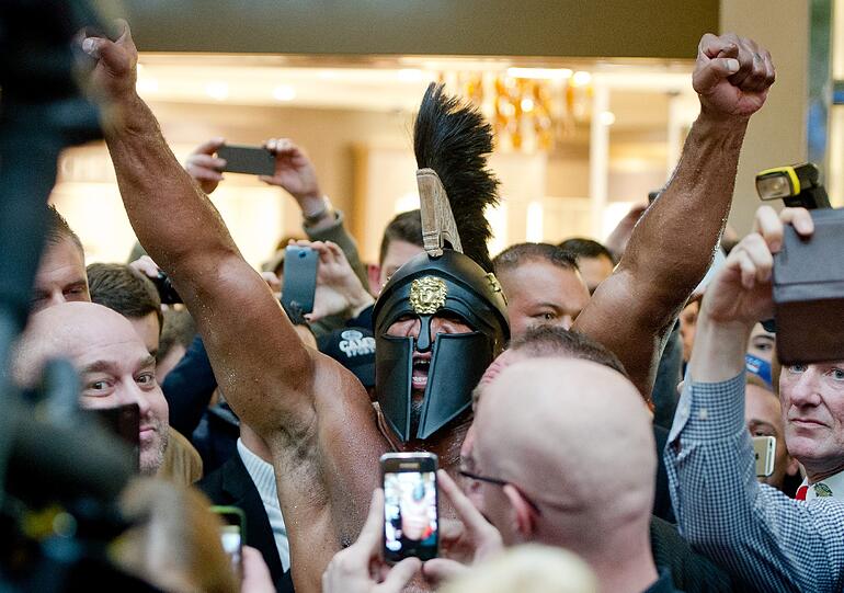 Beim offiziellen Wiegen brachte der Titelverteidiger 111,5 kg auf die Waage, bei Herausforderer Kubrat Pulew waren es exakt 112,0 kg. Die Bilder von der Einstimmung auf den Kampf