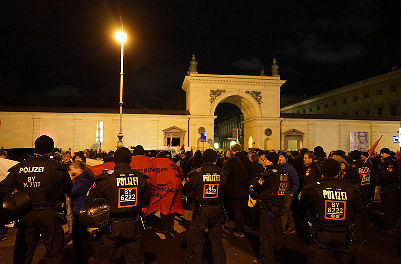 Zusätzlicher Schutz: Die Polizei trennt die Gegendemonstranten von den Pegida-Anhängern.