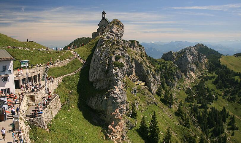 Was für ein An- und Ausblick: die Wendelsteinkirche, 1730 Meter über Normalnull. Die höchstgelegene Kapelle ist im Übrigen die Zugspitzkapelle Maria Heimsuchung.