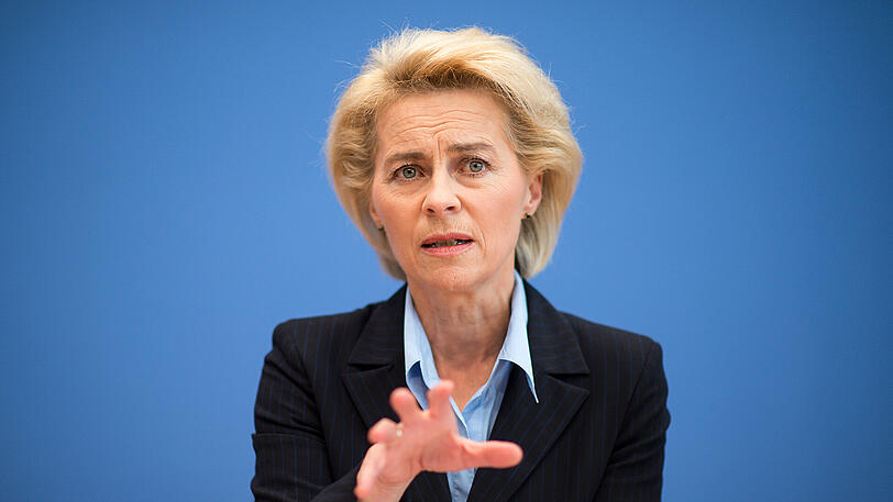 URSULA VON DER LEYEN (CDU/58): Ihr Umgang beim Bundeswehr-Skandal um rechte Umtriebe in der Truppe hat ihr Macherin-Image angekratzt. Sie würde trotzdem gern Verteidigungsministerin bleiben. Eine wichtige Rolle dürfte von der Leyen jedenfalls auch in Zukunft spielen, denkbar wäre auch das Arbeits- und Sozialministerium.