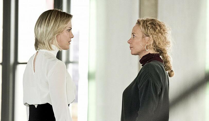 Jade (Ingrid Bolso Berdal, links) und Maria (Katja Riemann) sind sehr gegensätzliche Frauen, die bloß eines gemeinsam haben: Ihren Ex-Mann Nick und ein Luxusloft.