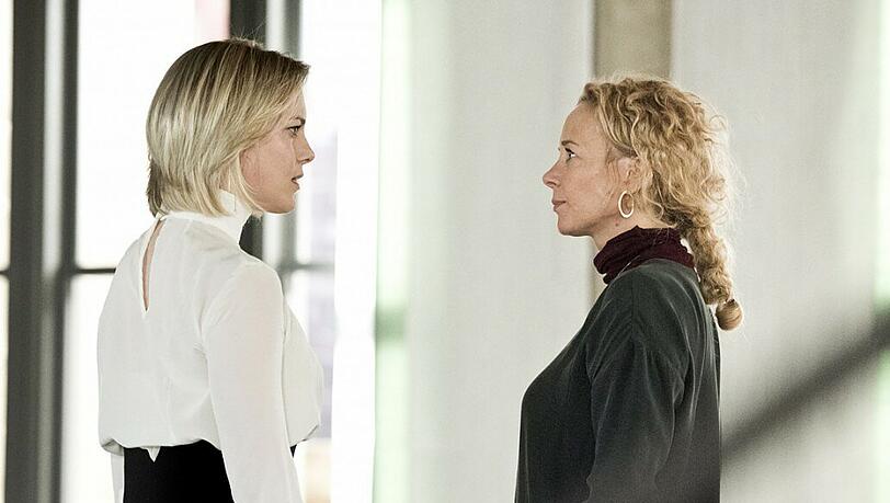 Jade (Ingrid Bolso Berdal, links) und Maria (Katja Riemann) sind sehr gegensätzliche Frauen, die bloß eines gemeinsam haben: Ihren Ex-Mann Nick und ein Luxusloft.