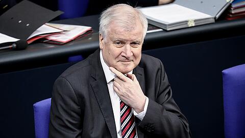 Horst Seehofer (CSU), Bundesminister für Inneres, Heimat und Bau, nimmt an der Sitzung des Deutschen Bundestages teil.