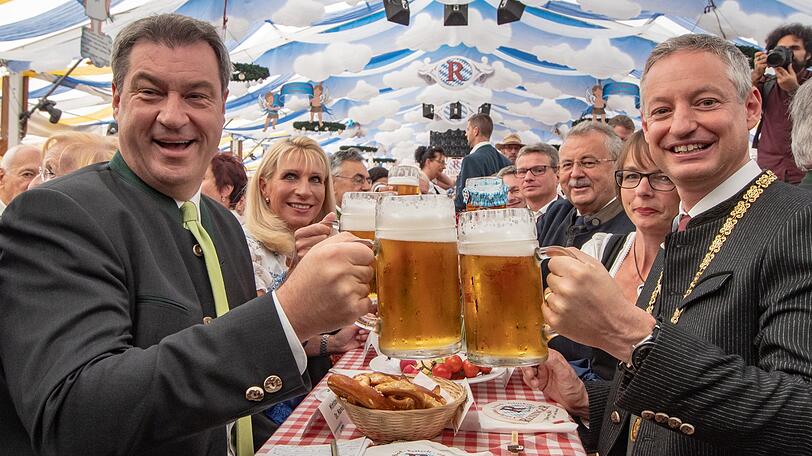 Markus Söder (l, CSU), Ministerpräsident von Bayern, und Markus Pannermayr (CSU), Oberbürgermeister von Straubing beim Festakt zur Eröffnung des Gäubodenvolksfests.