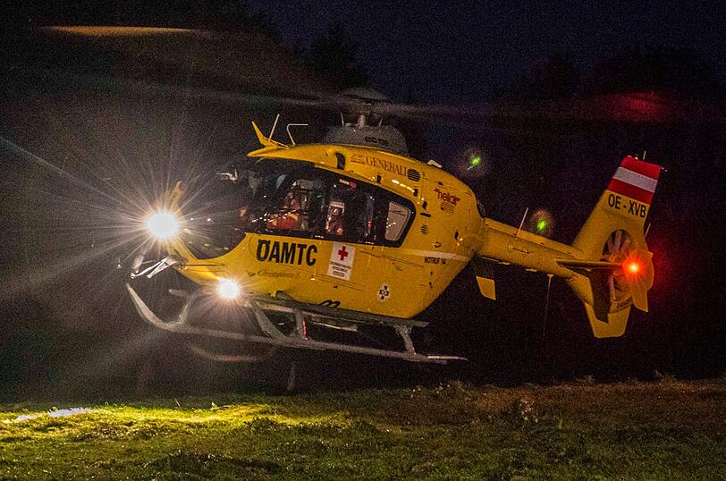 Aufräumarbeiten nach einem tödlichen Verkehrsunfall auf der B20 bei Laufen.