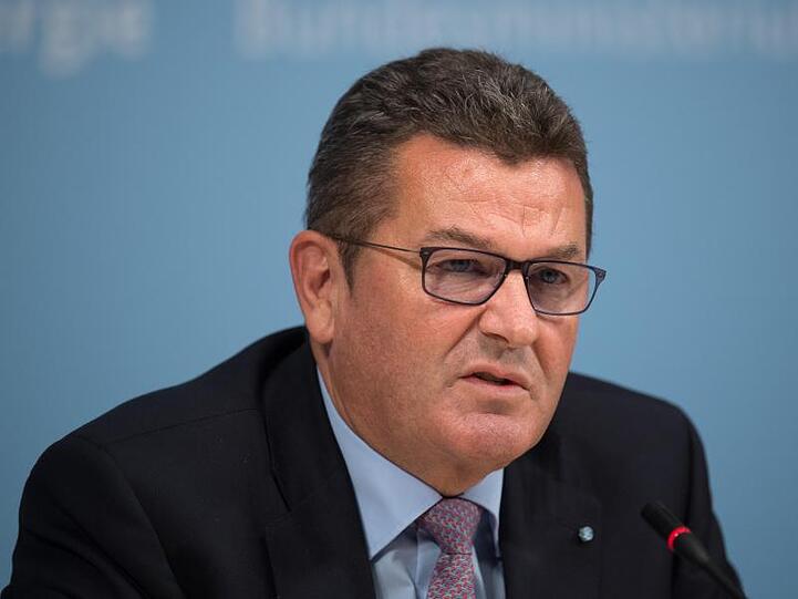 Franz Josef Pschierer, MU-Vorsitzender in der CSU, spricht bei einer Pressekonferenz. Foto: Soeren Stache/dpa/Archivbild