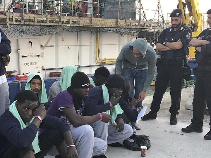 Migranten nach Verlassen des Rettungsschiffs "Sea-Watch 3" im Hafen von Lampedusa.