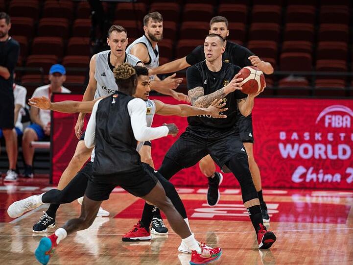 Üben für den WM-Auftakt: Das DBB-Team beim Training in China.