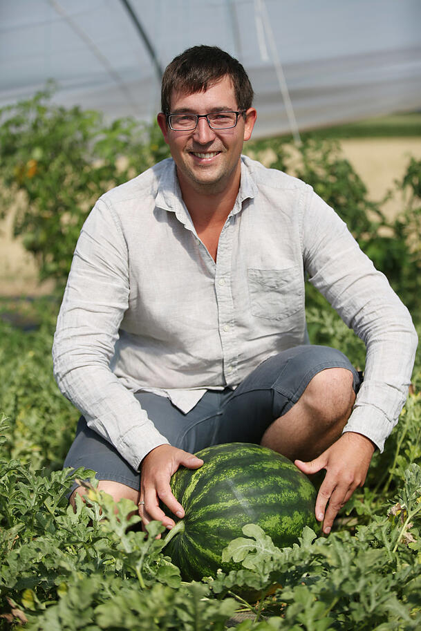 Johannes Dittert weiß inzwischen fast alles über Melonen. Sein Wissen gibt er auch gerne an andere Bauern weiter. Johannes Dittert weiß inzwischen fast alles über Melonen. Sein Wissen gibt er auch gerne an andere Bauern weiter.