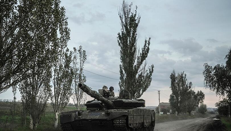 Ukrainische Soldaten fahren einen Panzer auf dem Weg nach Sewersk.