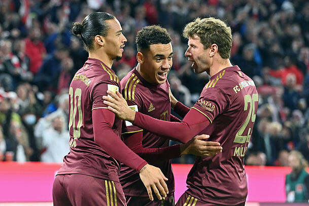 Ein Tor, zwei Assists: Die Leistung vom 30. September 2022 will Thomas Tuchel erneut aus Jamal Musiala (m.) kitzeln. Leroy Sané (l.), Thomas Müller (r.) und Sadio Mané erzielten die weiteren Treffer. Ein Tor, zwei Assists: Die Leistung vom 30. September 2022 will Thomas Tuchel erneut aus Jamal Musiala (m.) kitzeln. Leroy Sané (l.), Thomas Müller (r.) und Sadio Mané erzielten die weiteren Treffer.