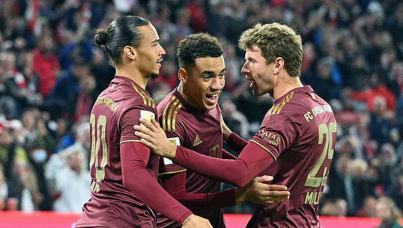 Ein Tor, zwei Assists: Die Leistung vom 30. September 2022 will Thomas Tuchel erneut aus Jamal Musiala (m.) kitzeln. Leroy Sané (l.), Thomas Müller (r.) und Sadio Mané erzielten die weiteren Treffer. Ein Tor, zwei Assists: Die Leistung vom 30. September 2022 will Thomas Tuchel erneut aus Jamal Musiala (m.) kitzeln. Leroy Sané (l.), Thomas Müller (r.) und Sadio Mané erzielten die weiteren Treffer.