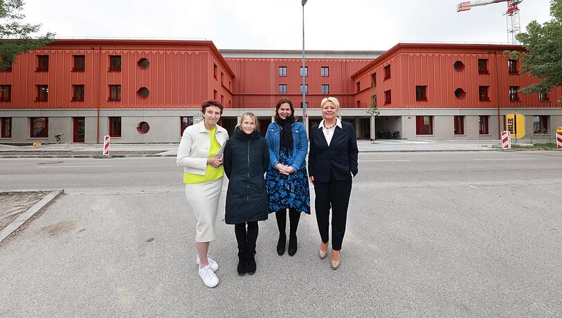 Gesundheitsreferentin Beatrix Zurek, Sozialreferentin Dorothee Schiwy, Bürgermeisterin Verena Dietl und Diakonie-Chefin Andrea Betz (v.l.) vor der Unterkunft.