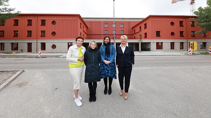 Gesundheitsreferentin Beatrix Zurek, Sozialreferentin Dorothee Schiwy, Bürgermeisterin Verena Dietl und Diakonie-Chefin Andrea Betz (v.l.) vor der Unterkunft.