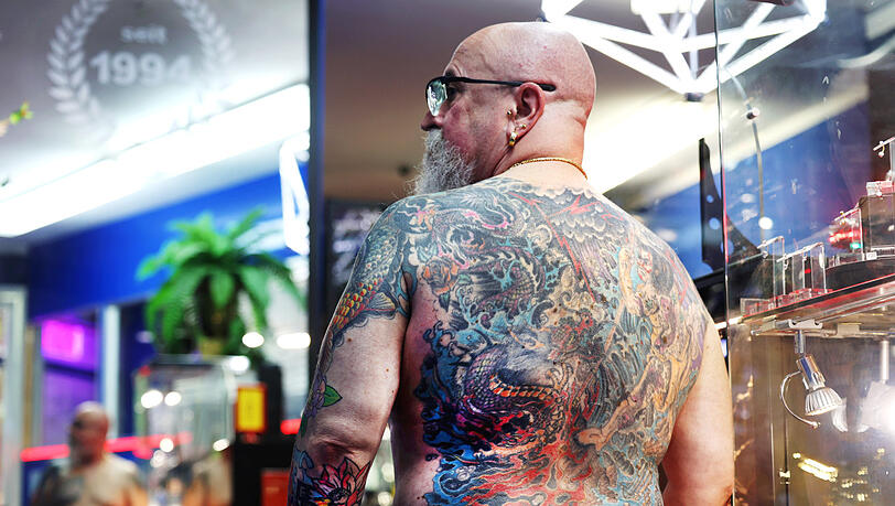 Kampfsport, Tattoos, Piercings und ein Motorradunfall formten Rudi zu dem, was er heute ist. Für die AZ zeigt er sein großes Yakuza-Tattoo. Es entstand über 35 Jahre hinweg und kostete bisher rund 40.000 Euro. Gesicht und Hals tätowieren? Niemals, sagt Rudi.