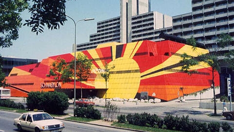 Ein bunter Klecks an der Leopoldstraße: das Einkaufszentrum Schwabylon.
