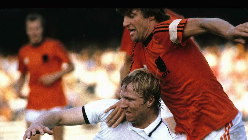 14. Juni 1980, EM-Vorrunde in Neapel, DFB-Niederlande 3:2 (1:0)
Deutschland führt 3:0, hat den Final-Einzug vor Augen, als der 19-jährige Lothar Matthäus sein Debüt feiert (73.). Er kommt für Kapitän Bernard Dietz, der unlängst zugab, eine Verletzung simuliert zu haben, um dem Ausnahmetalent zur Premiere zu verhelfen. „Schwupps, nach drei Minuten hatte er den ersten Holländer umgelegt“, erinnert sich Trainer Jupp Derwall später an die Szene, in der Matthäus den Elfmeter verursachte, der zum 1:3 führte. Es reicht aber, Deutschland gewinnt später gegen Belgien den zweiten EM-Pokal. Matthäus muss bis zum 18. November 1981 auf sein zweites Länderspiel warten. 14. Juni 1980, EM-Vorrunde in Neapel, DFB-Niederlande 3:2 (1:0)
Deutschland führt 3:0, hat den Final-Einzug vor Augen, als der 19-jährige Lothar Matthäus sein Debüt feiert (73.). Er kommt für Kapitän Bernard Dietz, der unlängst zugab, eine Verletzung simuliert zu haben, um dem Ausnahmetalent zur Premiere zu verhelfen. „Schwupps, nach drei Minuten hatte er den ersten Holländer umgelegt“, erinnert sich Trainer Jupp Derwall später an die Szene, in der Matthäus den Elfmeter verursachte, der zum 1:3 führte. Es reicht aber, Deutschland gewinnt später gegen Belgien den zweiten EM-Pokal. Matthäus muss bis zum 18. November 1981 auf sein zweites Länderspiel warten.