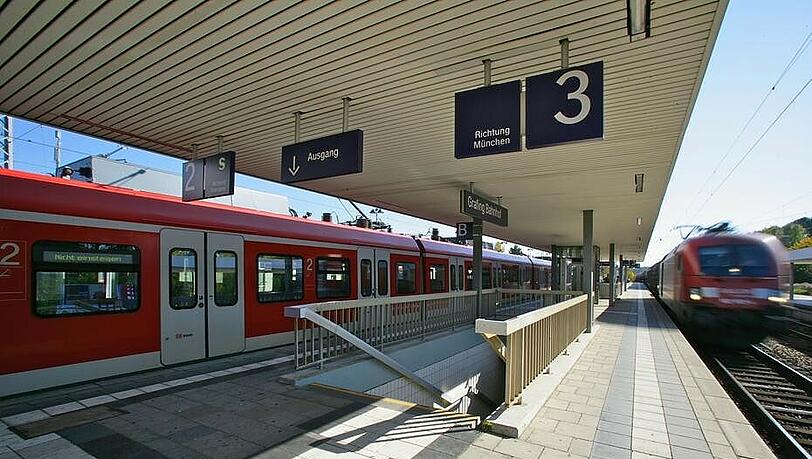 Wer außerhalb Münchens in der Nähe der S-Bahn wohnt, ist unmittelbar mit der Stadt verbunden. Wer außerhalb Münchens in der Nähe der S-Bahn wohnt, ist unmittelbar mit der Stadt verbunden.