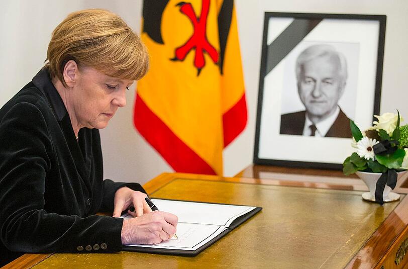 Angela Merkel trägt sich in Berlin ins Kondolenzbuch für von Weizsäcker ein. Weitere Bilder des Altbundespräsidenten in der Bilderstrecke.