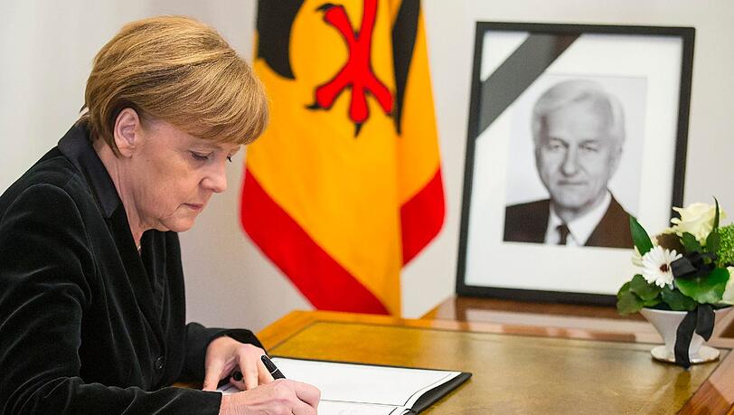 Angela Merkel trägt sich in Berlin ins Kondolenzbuch für von Weizsäcker ein. Weitere Bilder des Altbundespräsidenten in der Bilderstrecke. Angela Merkel trägt sich in Berlin ins Kondolenzbuch für von Weizsäcker ein. Weitere Bilder des Altbundespräsidenten in der Bilderstrecke.