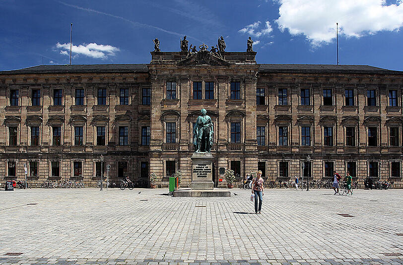 Die zentrale Verwaltung der Friedrich-Alexander-Universität am Schloßplatz in Erlangen.
