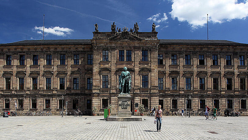 Die zentrale Verwaltung der Friedrich-Alexander-Universität am Schloßplatz in Erlangen. Die zentrale Verwaltung der Friedrich-Alexander-Universität am Schloßplatz in Erlangen.