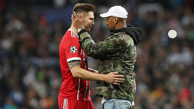 Der verletzt fehlende Jérôme Boateng (rechts) tröstet Niklas Süle nach dem Champions-League-Aus des FC Bayern gegen Real Madrid.