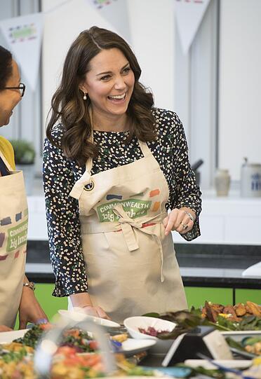 Die hochschwangere Herzogin Kate hilft bei den Vorbereitungen für einen Commonwealth Big Lunch im Bürgerzentrum St. Luke's mit.